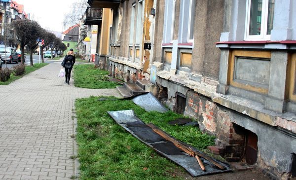 Kawałki dachu spadły blisko przechodniów