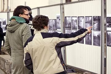 Płot na starówce ożył fotografią