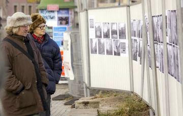 Płot na starówce ożył fotografią