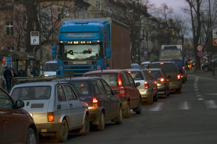 Z powodu jednej kolizji kierowcy szukali skrótów. Skutek? – Korki powstały na większości tranzytowych ulic.
