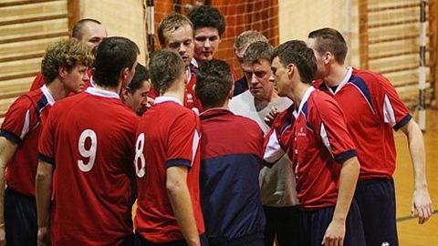 Tym razem Wojciech Lara nie może wspomóc swoich zawodników. Miejmy nadzieję, że nie odbije się to na wyniku spotkania