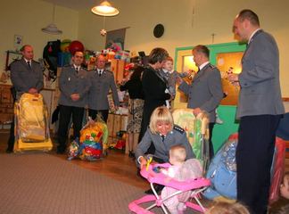 Mikołaje w mundurach opanowali dom dziecka