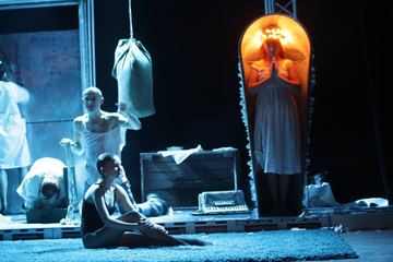 Eksperyment medyczno–sceniczny z tragedią w tle