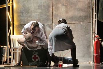 Eksperyment medyczno–sceniczny z tragedią w tle