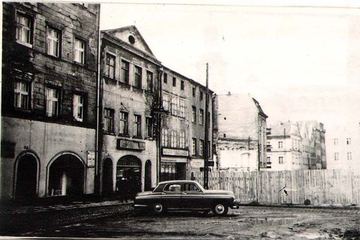 Ulica Szkolna. W miejscu widocznych trzech kamienic stanie w latach 70. obskurny blaszany pawilon. Dziś nie ma po nim śladu. Luki zabudowano plombami.