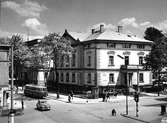 Gmach Powiatowej Rady Narodowej widziany z balkonu teatru. Zdjęcie teatru Lodzin zrobił z balkonu widzianego naprzeciw.