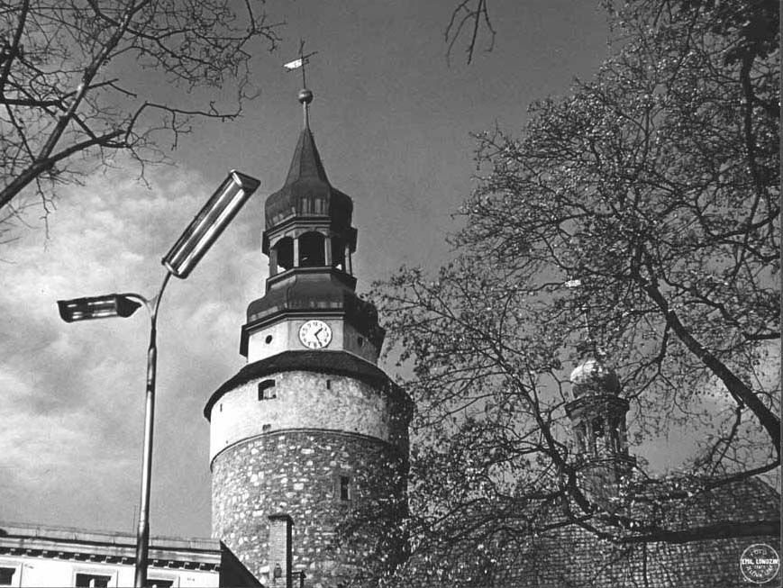 Stare i nowe – tak Lodzin zatytułował to zdjęcie. Zegar na Baszcie Wojanowskiej jeszcze ma wskazówki!