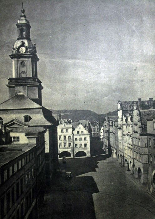 Okładkowe zdjęcie z Turysty – rynek jeleniogórski w 1958 roku. Zdajemy sobie sprawę, że ikonografia do tego tekstu jest dość skromna, ale i dostępność archiwaliów pozostaje niewiel