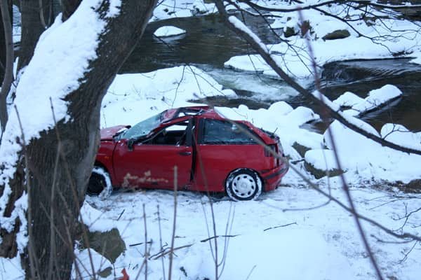Auto spadło do rzeki