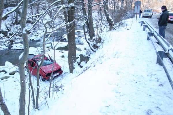 Auto spadło do rzeki
