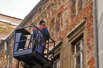 Zamiast remontu siatka zabezpieczająca