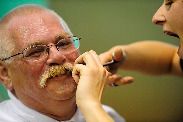 Jak zakład to zakład.Bohaterka spotkania po meczu, dokonała egzukucji na zaroście Zdzisława Wąsa