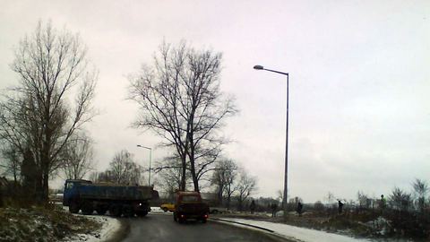 Piaskiem z rozbiórki po drodze i szybach
