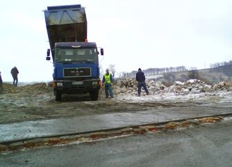 Piaskiem z rozbiórki po drodze i szybach