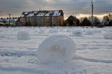 Śnieżne cylindry stworzone przez wiatr