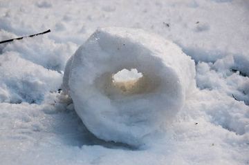 Śnieżne cylindry stworzone przez wiatr