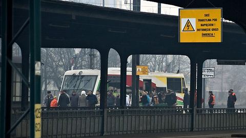 Nowoczesny szynobus jeździ prawie pusty