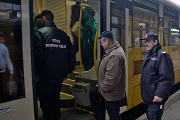Nowoczesny szynobus jeździ prawie pusty