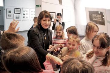 Muzealna łamigłówka z układanką w tle