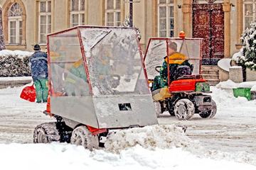 Groźne sople, uciążliwy śnieg