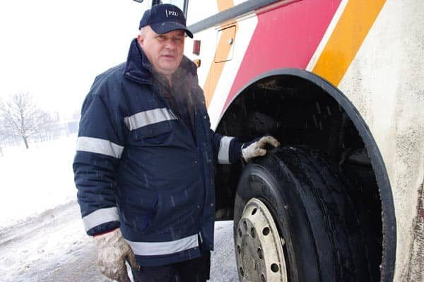 Przez łyse opony autobusem do rowu