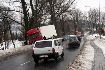 Ciężarówką w słup