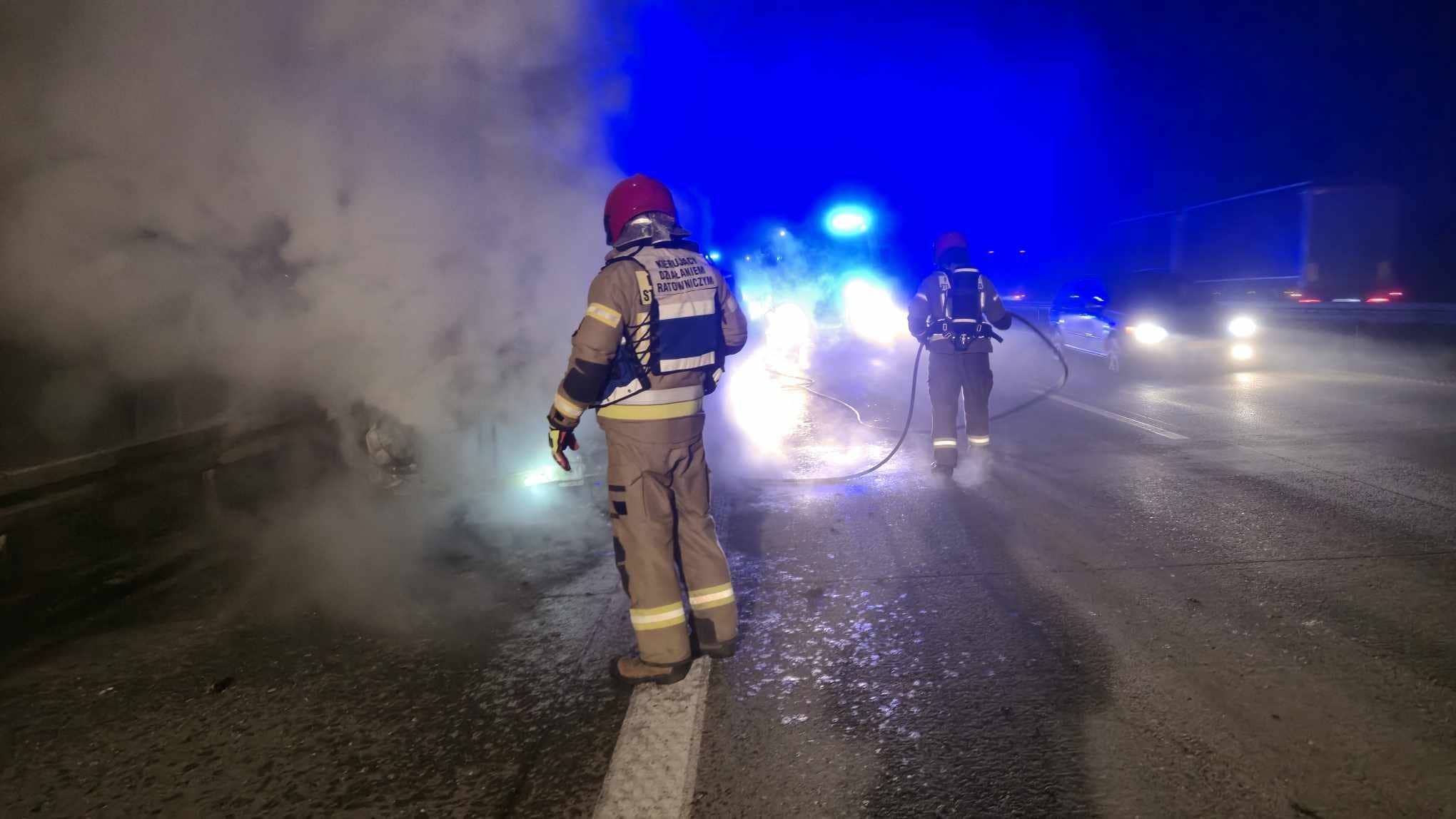 Nocna walka z pożarem busa