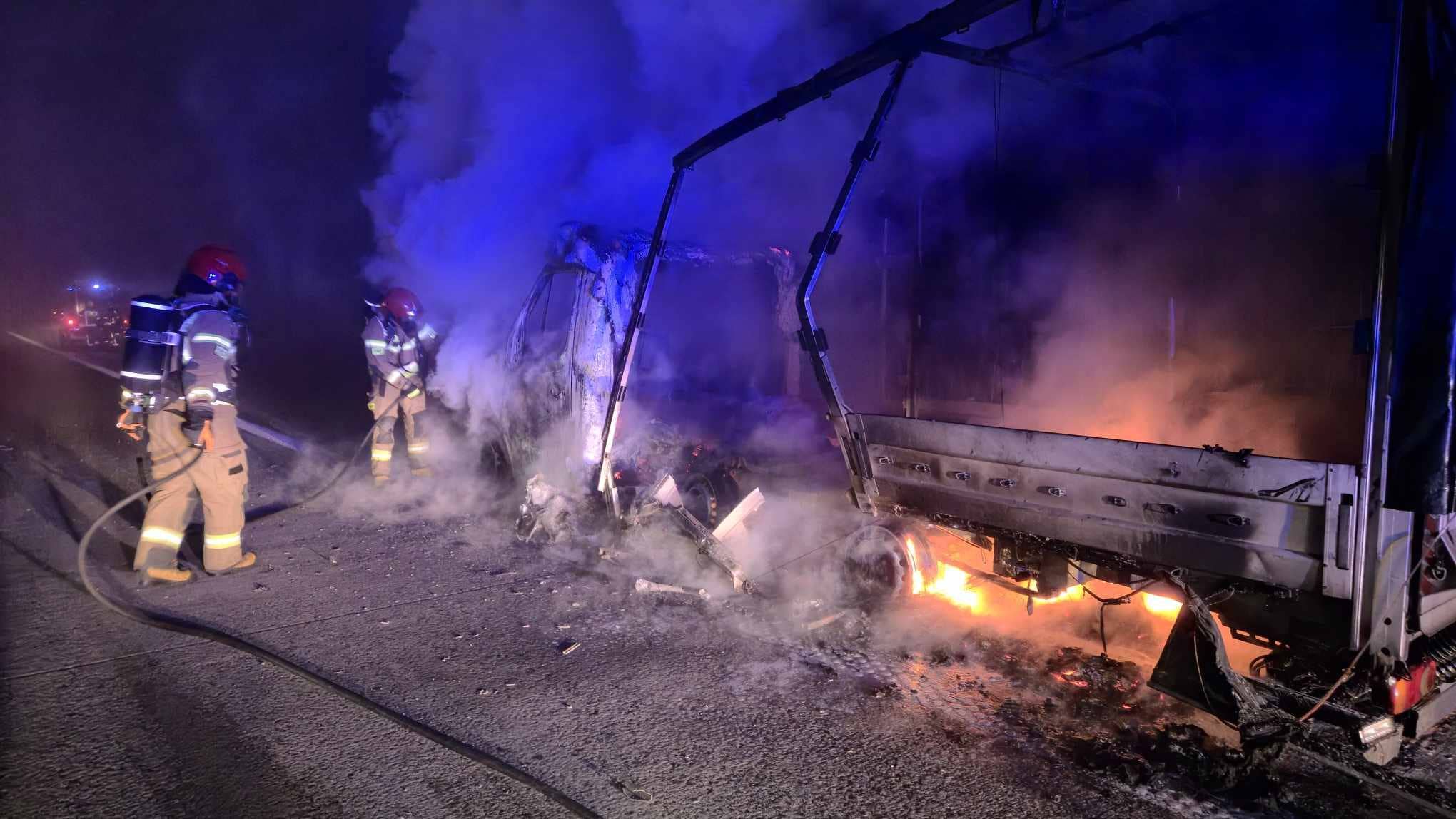 Nocna walka z pożarem busa