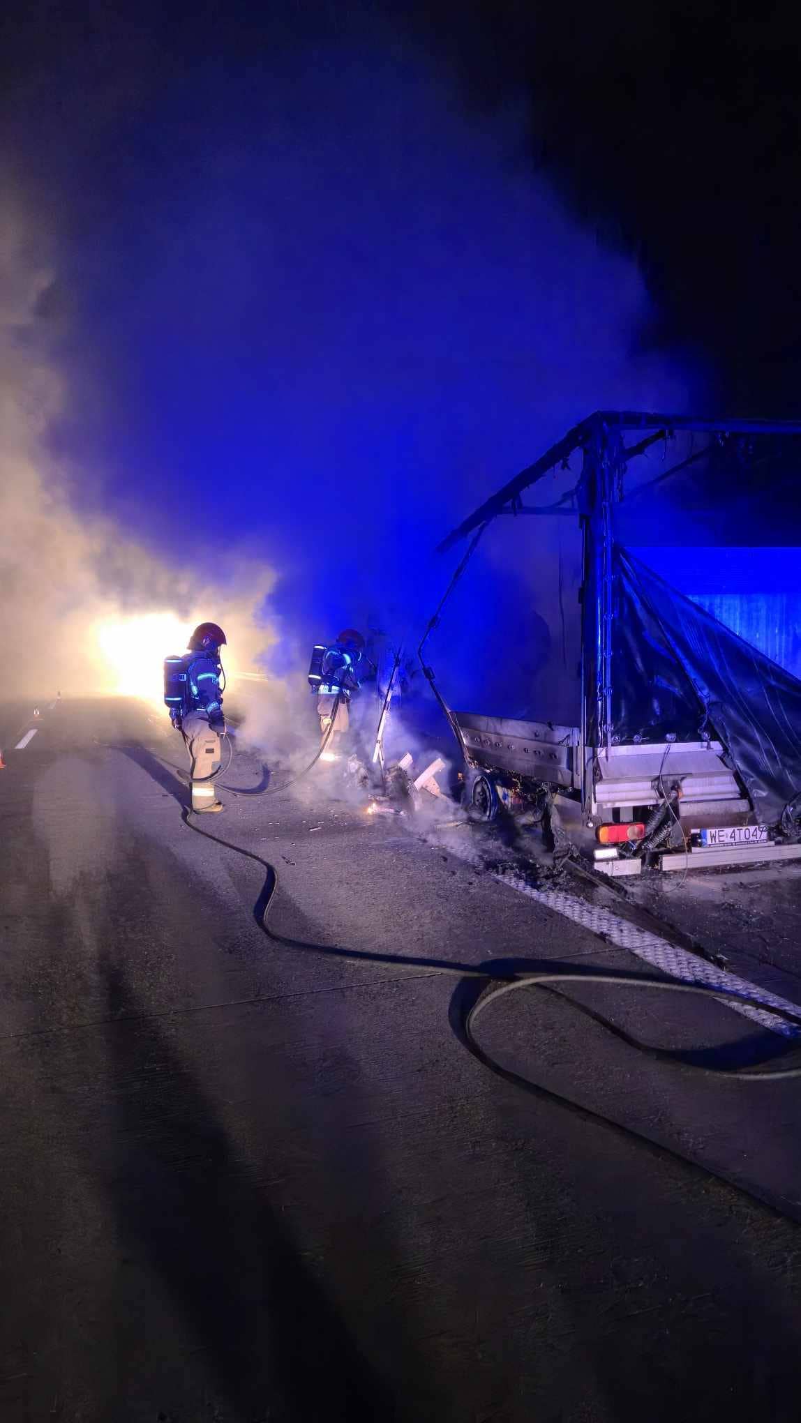 Nocna walka z pożarem busa