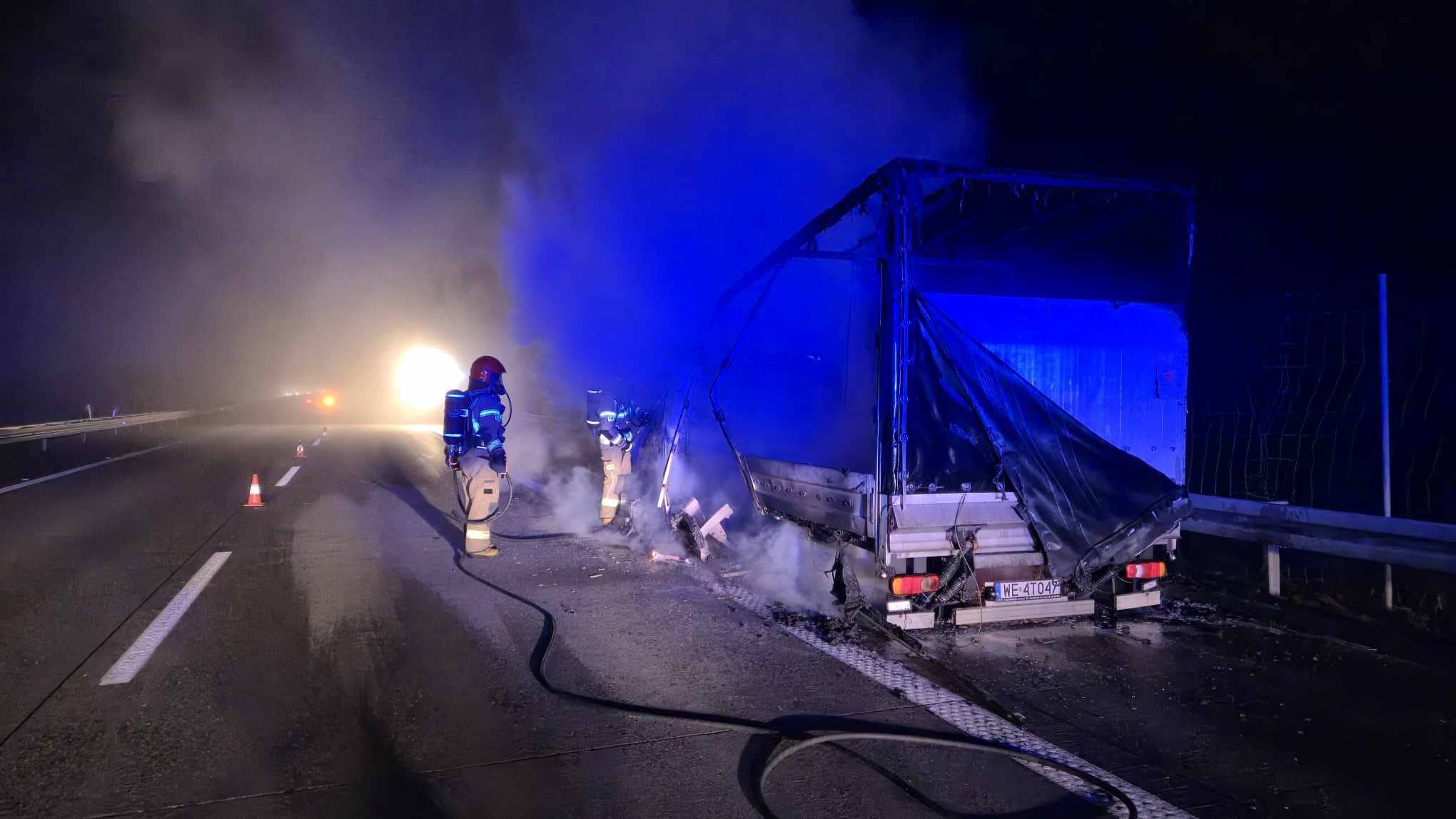 Nocna walka z pożarem busa