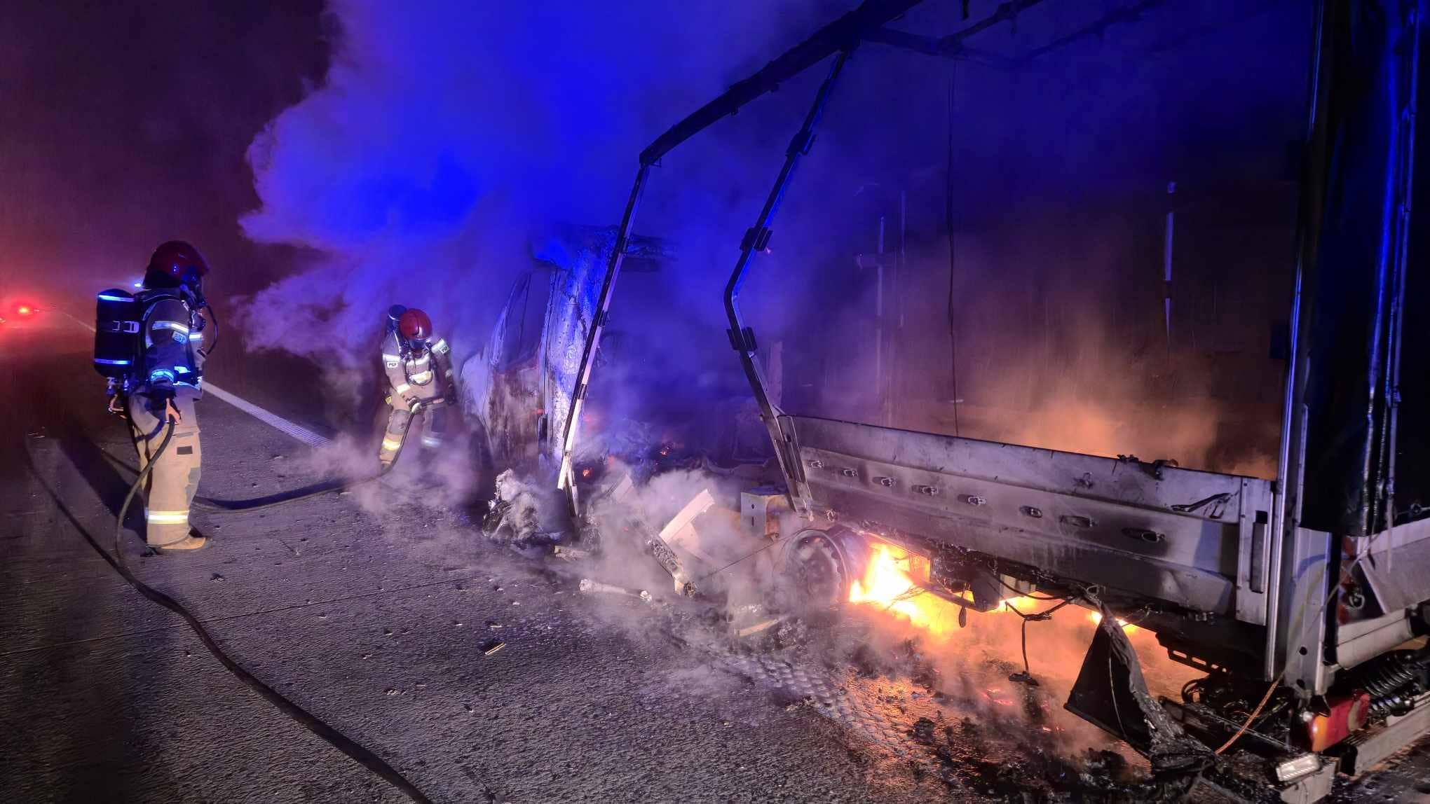 Nocna walka z pożarem busa