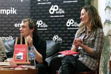 Książka w prezerwatywie, czyli upadek piękna