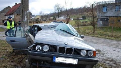 BMW i prosto w słup