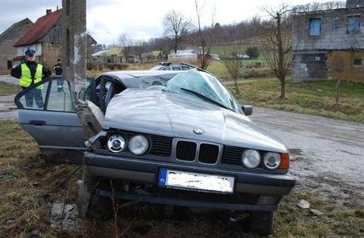 BMW i prosto w słup