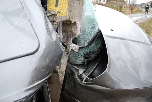 BMW i prosto w słup