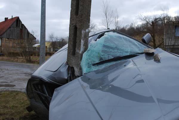 BMW i prosto w słup