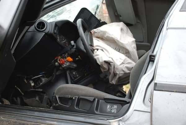BMW i prosto w słup
