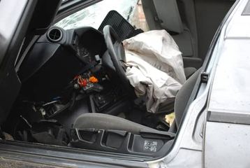 BMW i prosto w słup