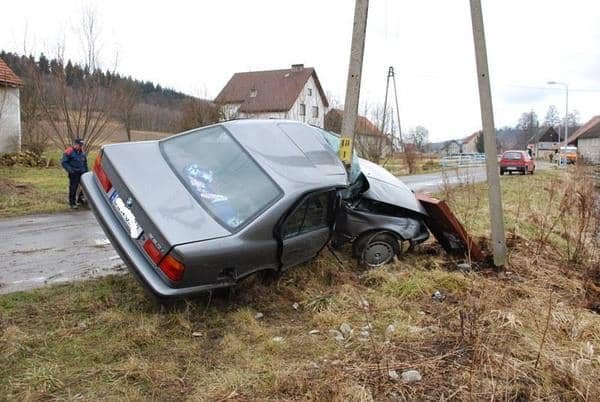 BMW i prosto w słup