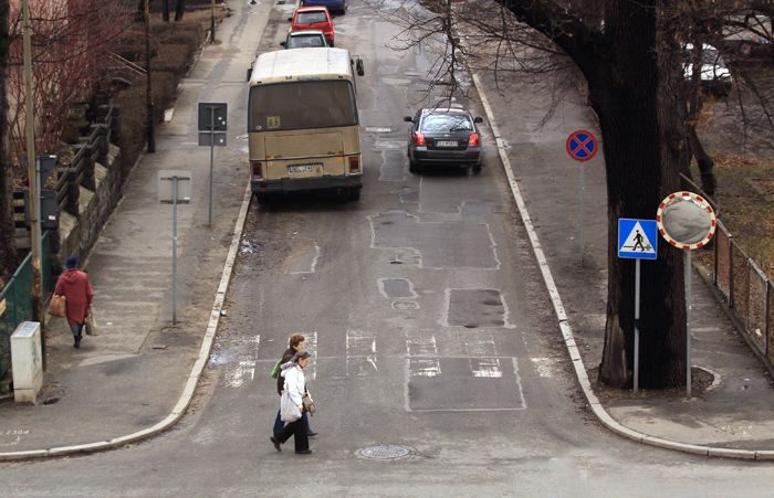 Połatane jeleniogórskie trakty to fatalna wizytówka miasta: na zdjęciu ul. Zamenhofa.