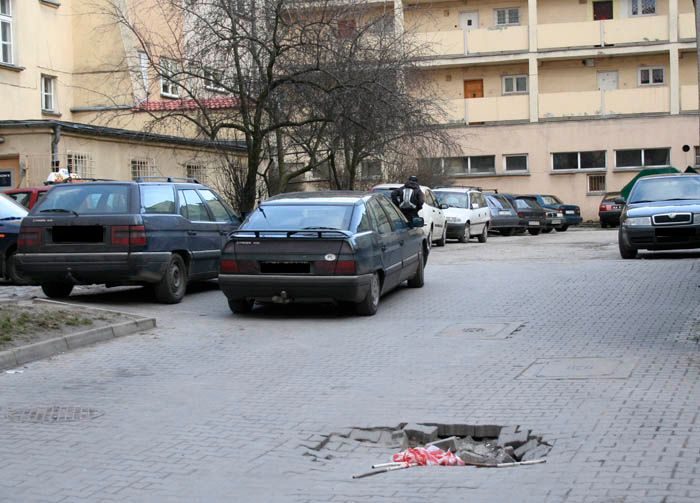 Ludzi i dziurę mają gdzieś