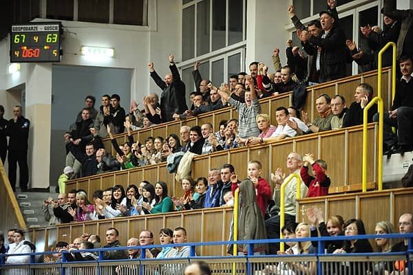Radość jeleniogórskich kibiców po zwycięskim meczu z Tychami 67:64