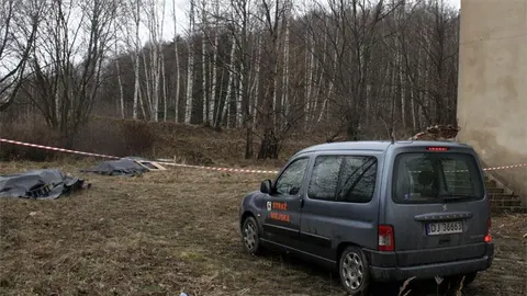 Trzy tony azbestu wyrzucone przy Sudeckiej