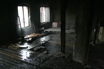 Pożar pod dachem: zaprószenie czy podpalenie?