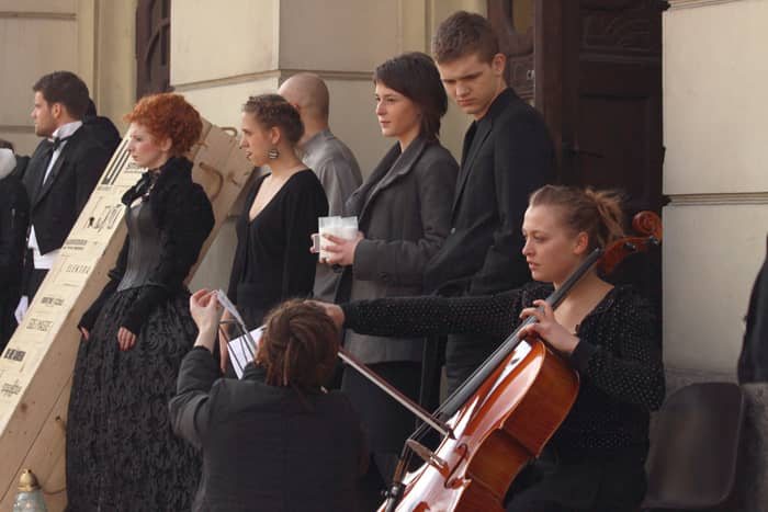 Pogrzeb teatru na oczach VIP–ów