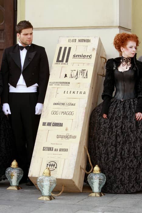 Pogrzeb teatru na oczach VIP–ów