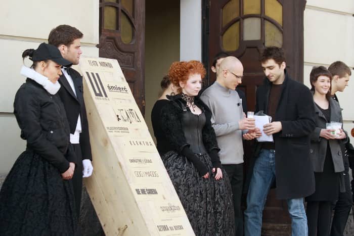 Pogrzeb teatru na oczach VIP–ów