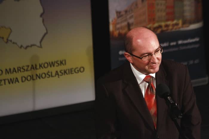 Pogrzeb teatru na oczach VIP–ów