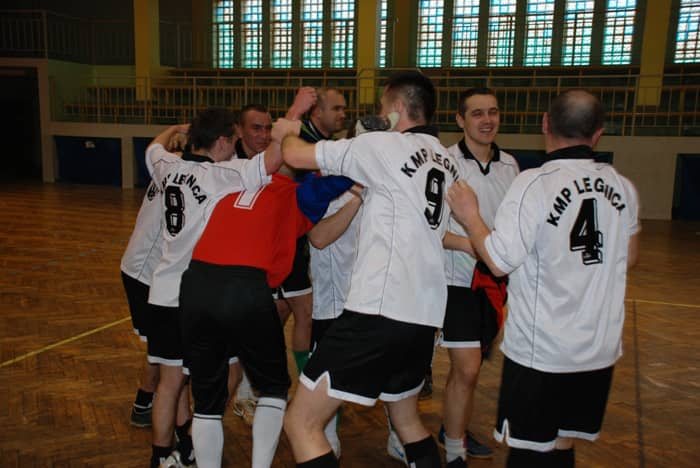 Grad bramek w policyjnych meczach