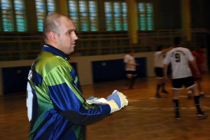 Grad bramek w policyjnych meczach